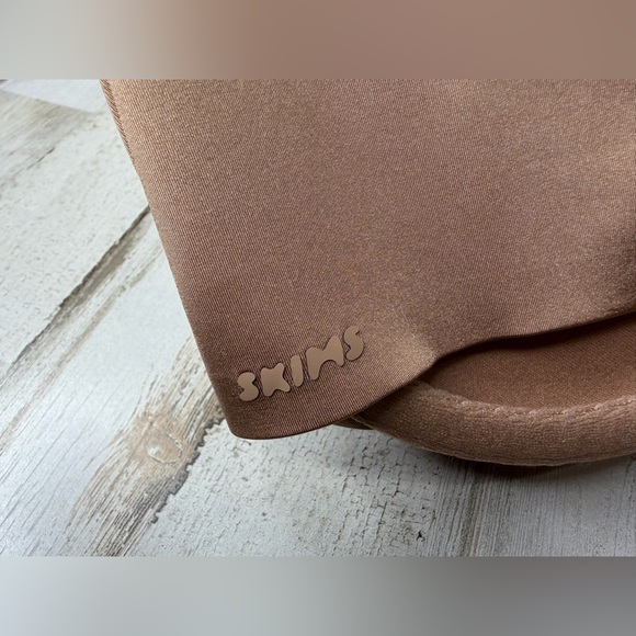 SKIMS Smooth Nude Bra - Picture 4 of 5
